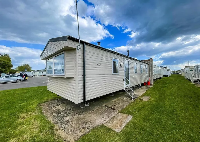 Great 6 Berth Caravan Nearby The Beach In Walton-On-The-Naze Ref 17181P