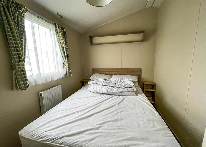 Great 6 Berth Caravan Nearby The Beach In Walton-On-The-Naze Ref 17181P
