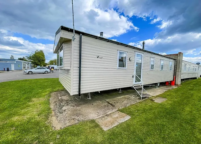 Great 6 Berth Caravan Nearby The Beach In Walton-On-The-Naze Ref 17181P