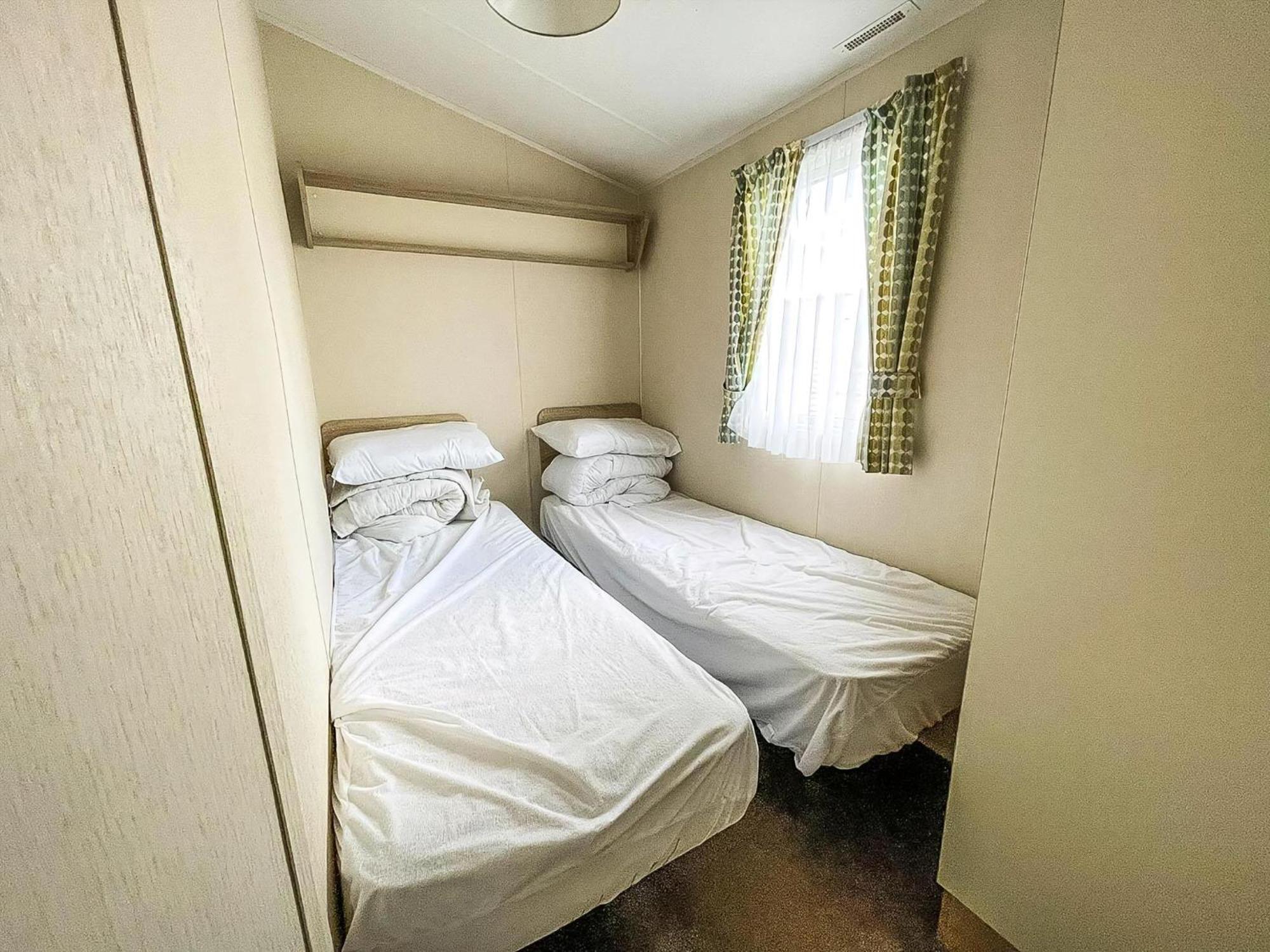 Great 6 Berth Caravan Nearby The In Ref 17181p Walton-on-the-Naze