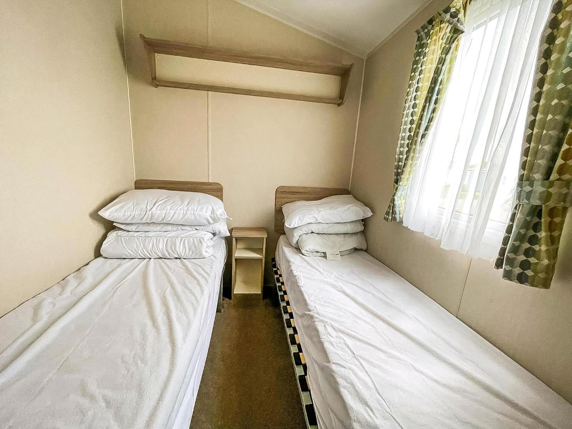 Great 6 Berth Caravan Nearby The In Ref 17181p * Walton-on-the-Naze