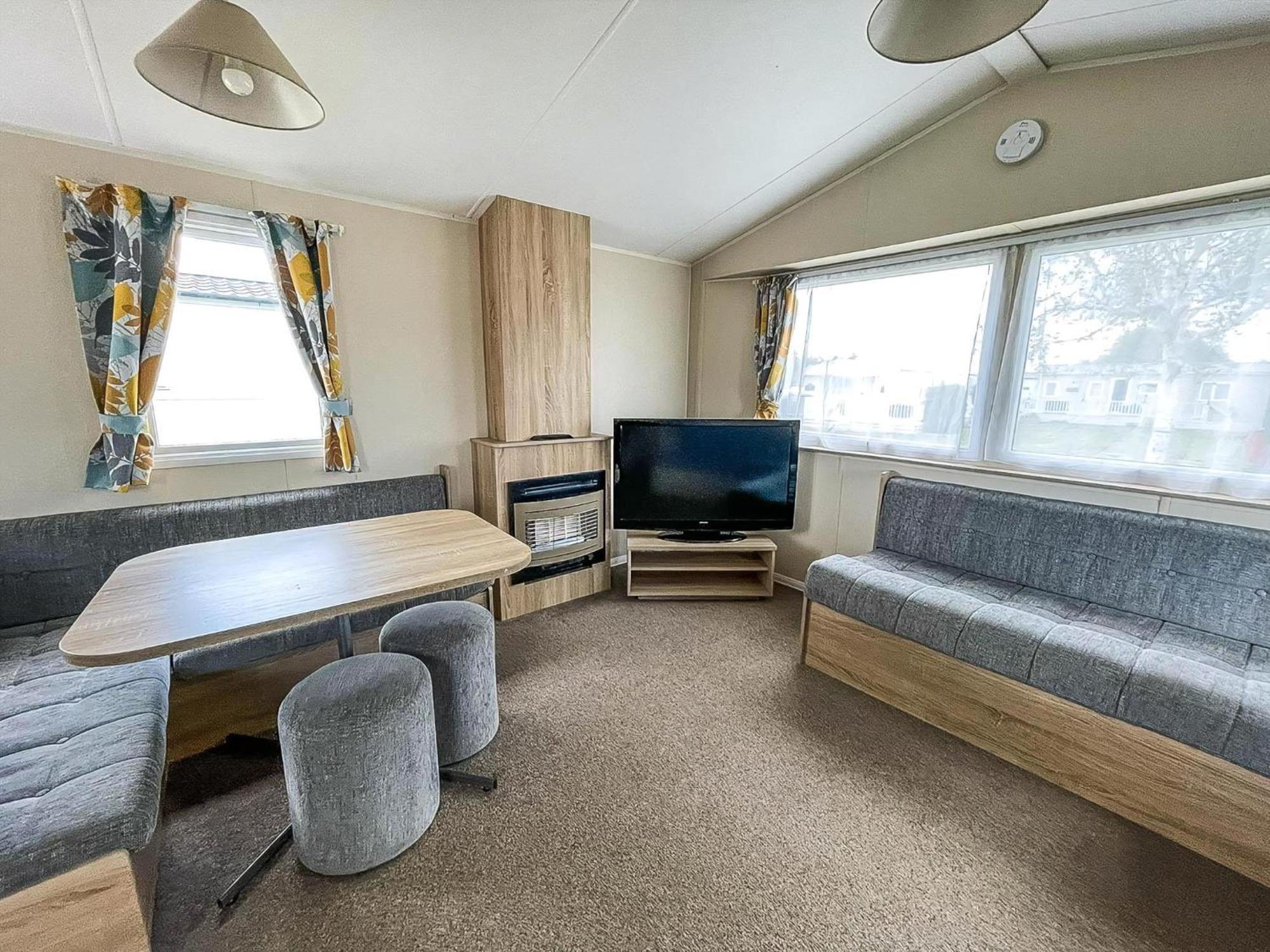 Campsite Great 6 Berth Caravan Nearby The In Ref 17181p Walton-on-the-Naze