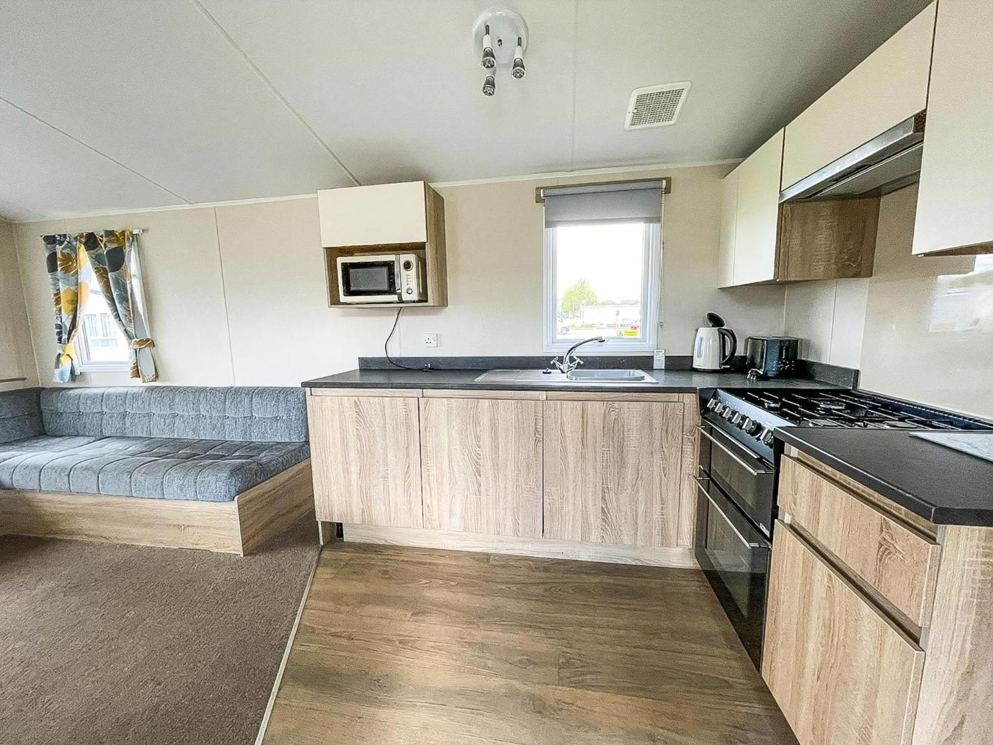 Great 6 Berth Caravan Nearby The In Ref 17181p * Walton-on-the-Naze