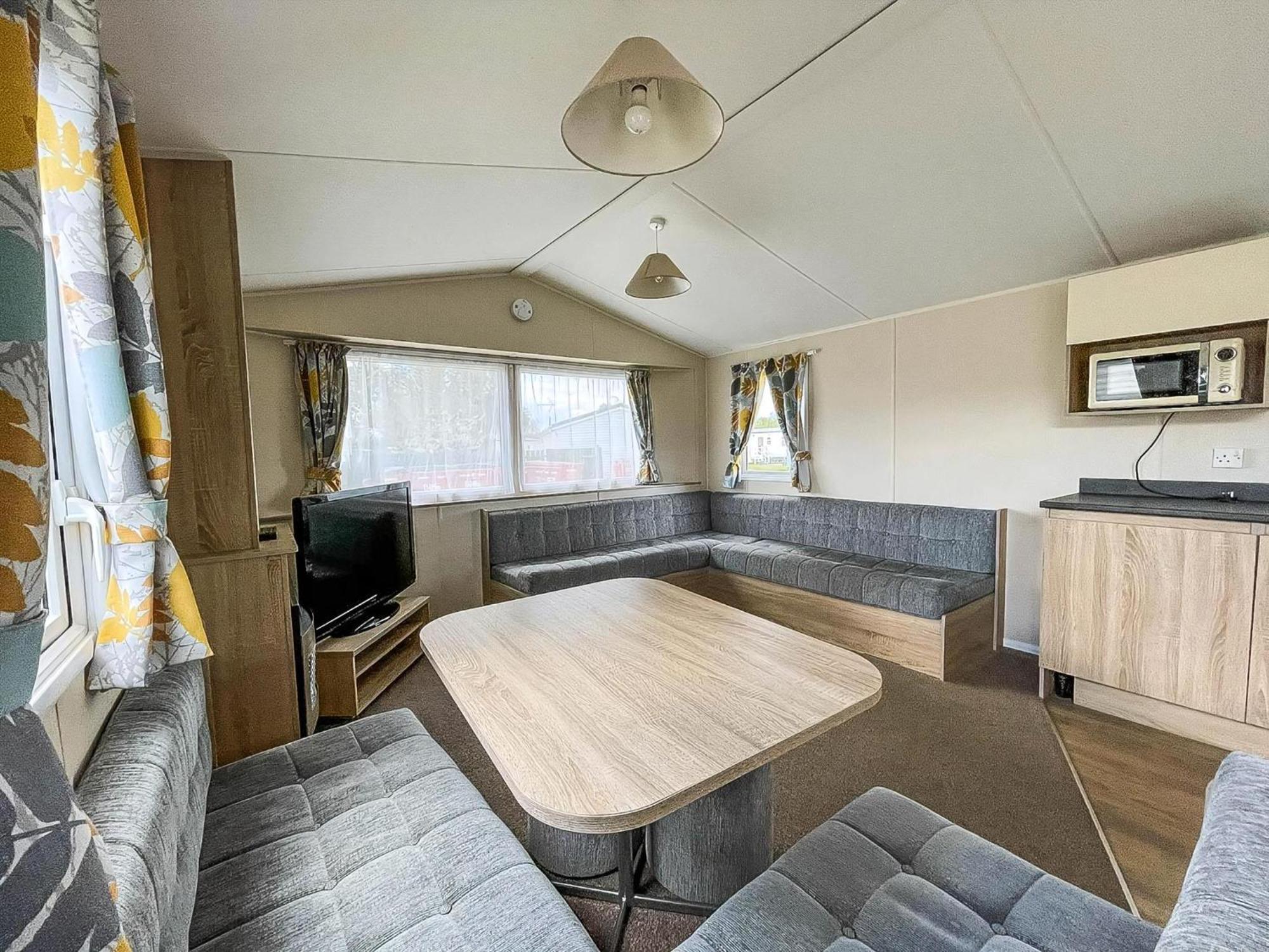 Great 6 Berth Caravan Nearby The In Ref 17181p * Walton-on-the-Naze