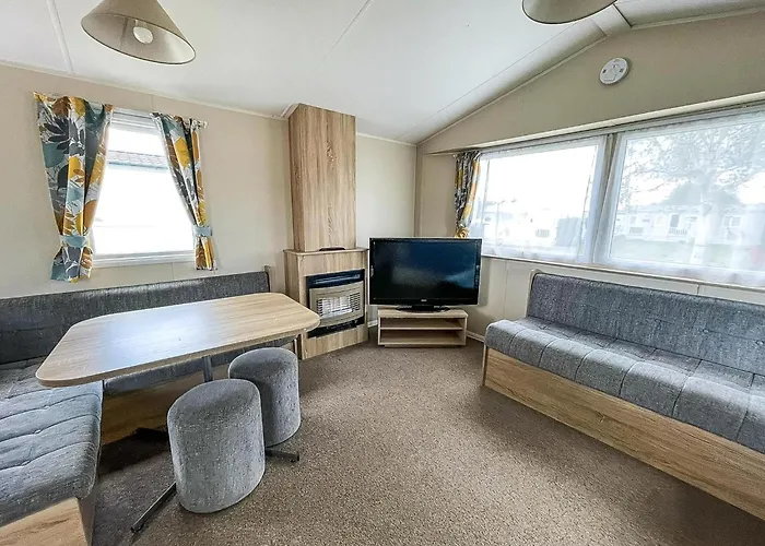 Great 6 Berth Caravan Nearby The Beach In Walton-On-The-Naze Ref 17181P
